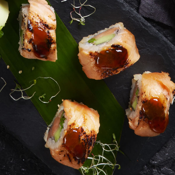 Sushi salmón, espárrago, pepino y salsa de sake | P. F. Chang's