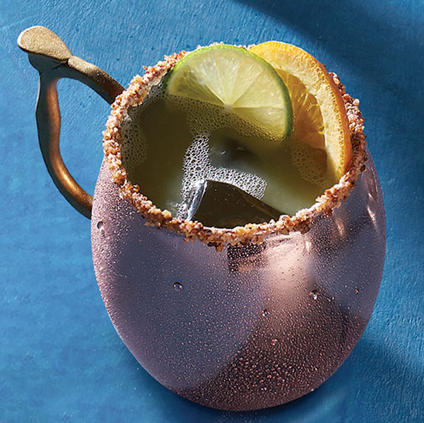 Bebida con mezcal, limón y jengibre | P. F. Chang's