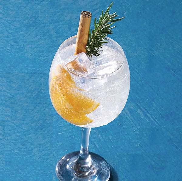 Gin y rodajas de naranja toque canela y romero | P. F. Chang's