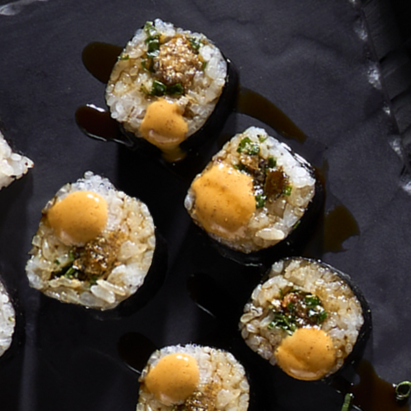 crispy_salmon_roll Sushi piel de salmón con salsa de anguila | P. F. Chang's